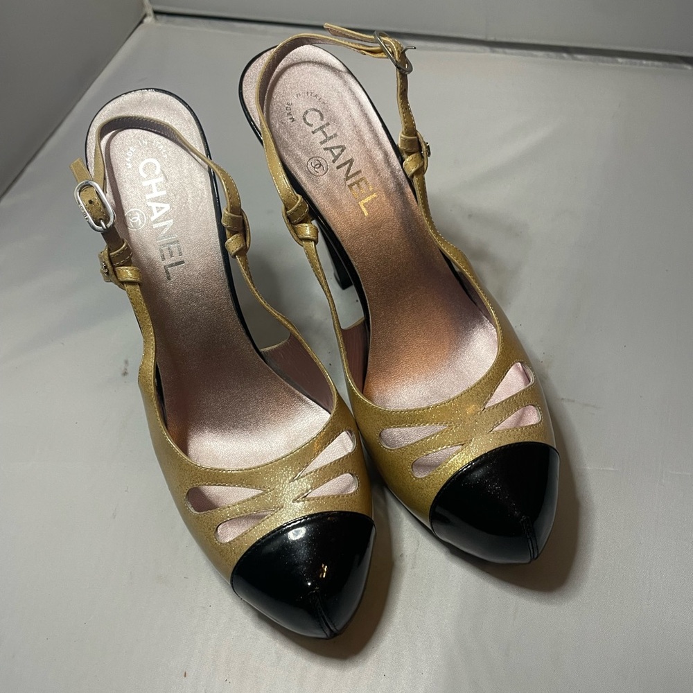 Shimmery, shimmer champagne, black patent leather sling back pump